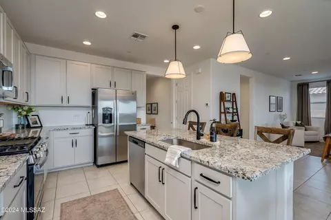 Kitchen - 11784 E Arabelle Dr, Vail, AZ 85641 photo 6 of 8