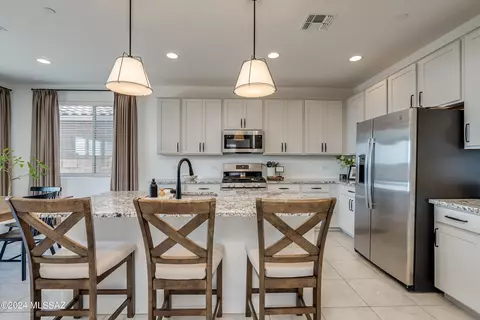 Kitchen - 11784 E Arabelle Dr, Vail, AZ 85641 photo 4 of 8