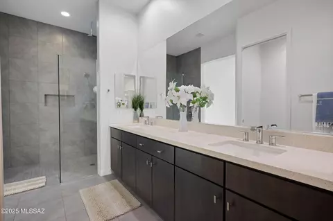 Bath - 6955 E Ventana Links Loop, Tucson, AZ 85750 photo 1 of 3