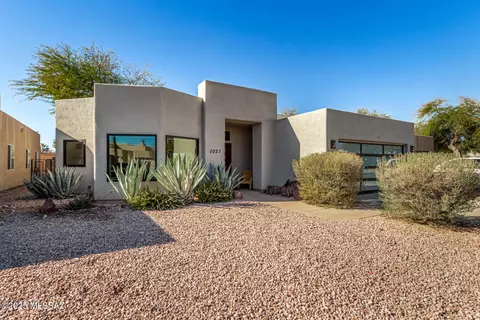 1021 N Del Valle Pl, Tucson, AZ 85711