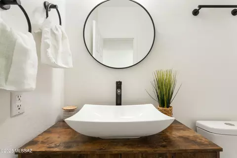 Bath - 1137 E Garden Loop, Tucson, AZ 85706 photo 2 of 3