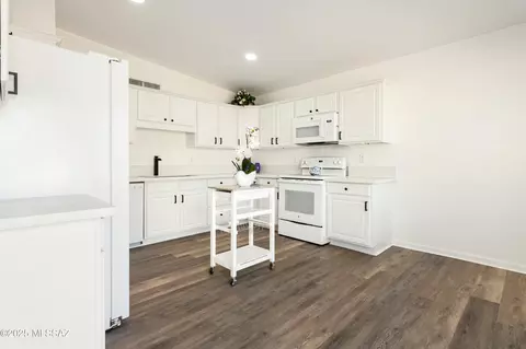 Kitchen - 1137 E Garden Loop, Tucson, AZ 85706 photo 3 of 4