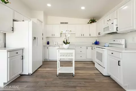 Kitchen - 1137 E Garden Loop, Tucson, AZ 85706 photo 2 of 4