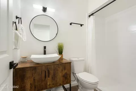 Bath - 1137 E Garden Loop, Tucson, AZ 85706 photo 1 of 3