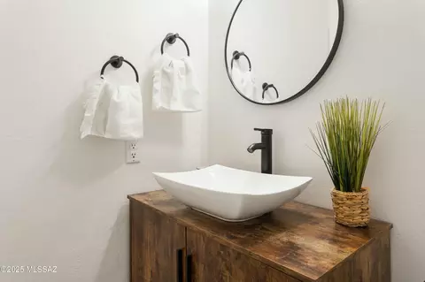 Bath - 1137 E Garden Loop, Tucson, AZ 85706 photo 3 of 3