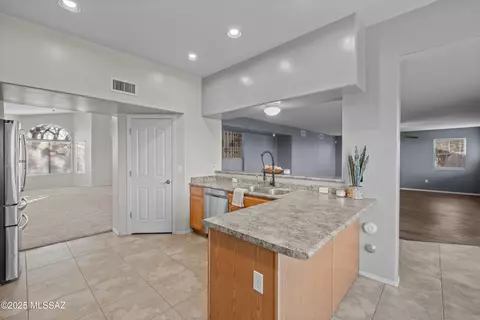 Kitchen - 962 S Willis Ave, Vail, AZ 85641 photo 4 of 7