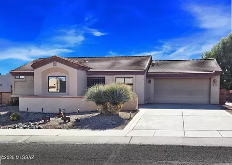 807 W Belltower Dr, Green Valley, AZ 85614