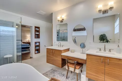 Bath - 2249 E 9th St, Tucson, AZ 85719 photo 3 of 7