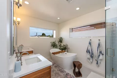 Bath - 2249 E 9th St, Tucson, AZ 85719 photo 2 of 7