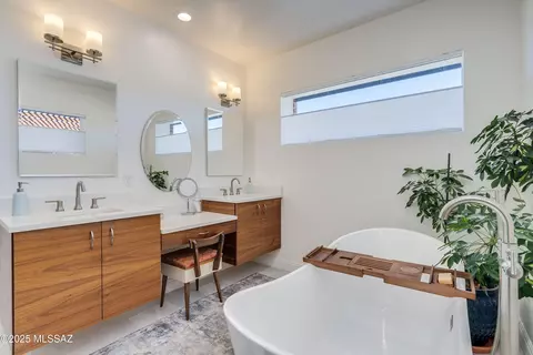 Bath - 2249 E 9th St, Tucson, AZ 85719 photo 4 of 7