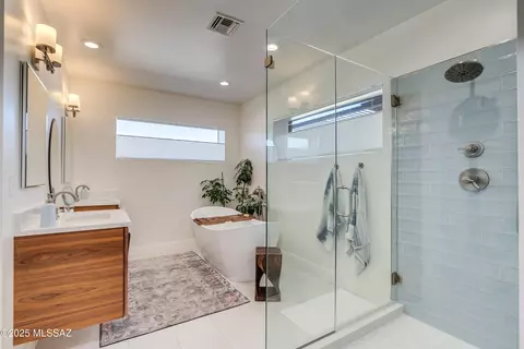 Bath - 2249 E 9th St, Tucson, AZ 85719 photo 1 of 7