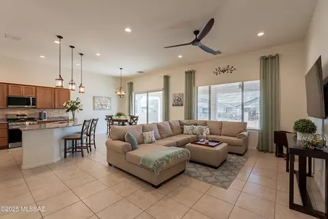 1937 N Pinyon Ln, Green Valley, AZ 85614