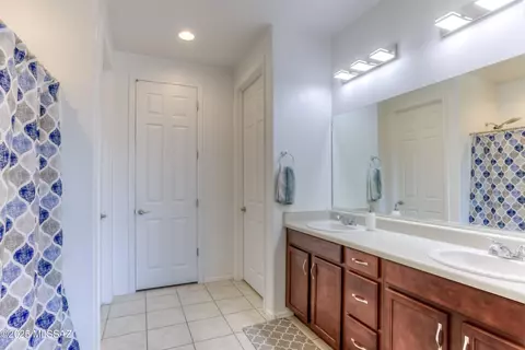 Bath - 11976 Ryscott Cir, Vail, AZ 85641 photo 1 of 2