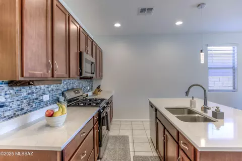 Kitchen - 11976 Ryscott Cir, Vail, AZ 85641 photo 3 of 5