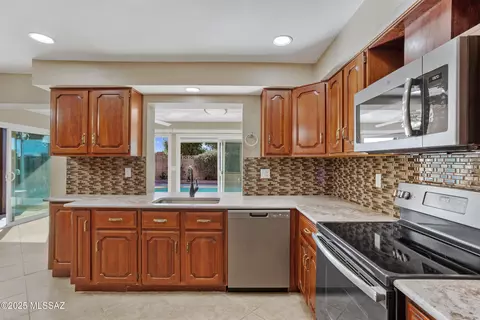 Kitchen - 8930 E Arbor St, Tucson, AZ 85730 photo 4 of 5