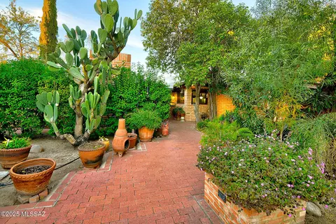 5180 E Fort Lowell Rd, Tucson, AZ 85712