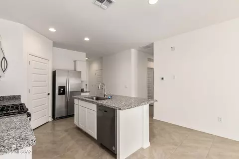 Kitchen - 9816 E Gray Hawk Dr, Tucson, AZ 85730 photo 1 of 3