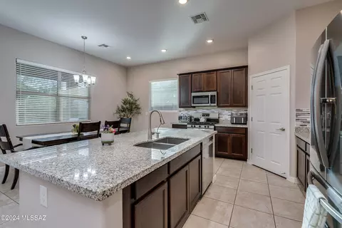 9455 W Lone Cougar Way, Marana, AZ 85653