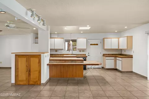 Kitchen - 7721 E Cloud Rd, Tucson, AZ 85750 photo 3 of 5