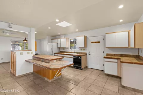 Kitchen - 7721 E Cloud Rd, Tucson, AZ 85750 photo 1 of 5