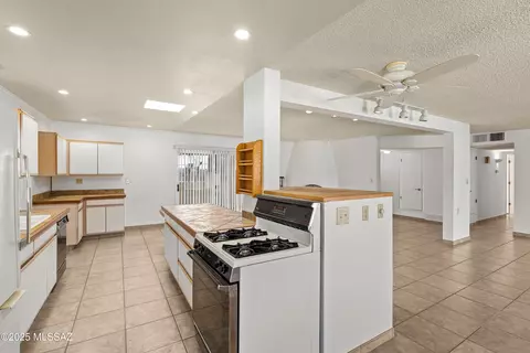 Kitchen - 7721 E Cloud Rd, Tucson, AZ 85750 photo 4 of 5
