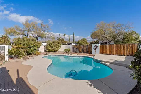 Exterior - 7721 E Cloud Rd, Tucson, AZ 85750 photo 2 of 7