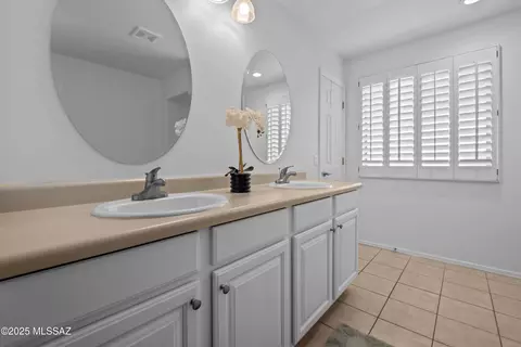 Bath - 7715 E Fair Meadows Loop, Tucson, AZ 85756 photo 2 of 4