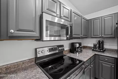 Kitchen - 7715 E Fair Meadows Loop, Tucson, AZ 85756 photo 4 of 6