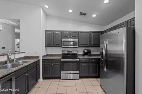 Kitchen - 7715 E Fair Meadows Loop, Tucson, AZ 85756 photo 3 of 6