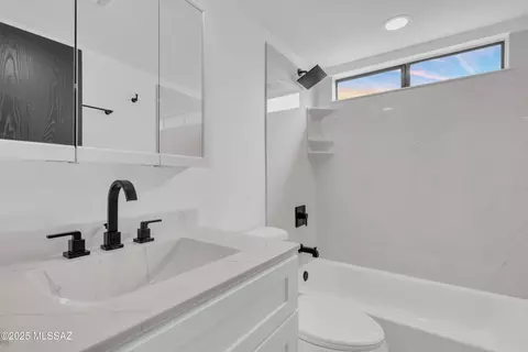Bath - 980 N Solar Dr, Vail, AZ 85641 photo 1 of 4
