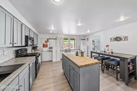 Kitchen - 9521 E 33rd St, Tucson, AZ 85748 photo 4 of 4