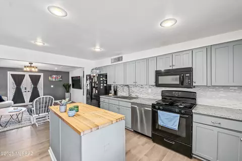 Kitchen - 9521 E 33rd St, Tucson, AZ 85748 photo 2 of 4
