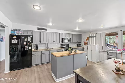 Kitchen - 9521 E 33rd St, Tucson, AZ 85748 photo 1 of 4