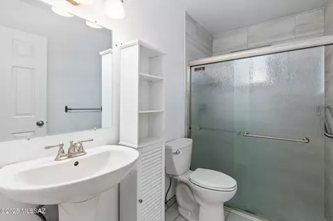Bath - 600 E River Rd #M, Tucson, AZ 85704 photo 1 of 2