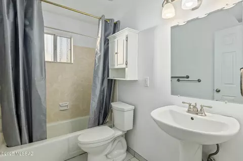 Bath - 600 E River Rd #M, Tucson, AZ 85704 photo 2 of 2