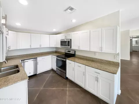 Kitchen - 8952 E 39th St, Tucson, AZ 85730 photo 1 of 2