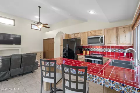 Kitchen - 3680 E Tapia Dr, Vail, AZ 85641 photo 5 of 6