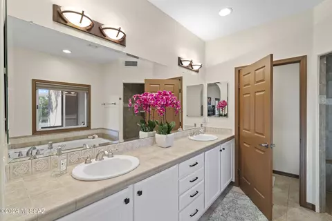 Bath - 3680 E Tapia Dr, Vail, AZ 85641 photo 2 of 5
