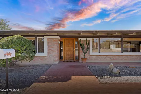6925 N Donatello Way, Tucson, AZ 85741