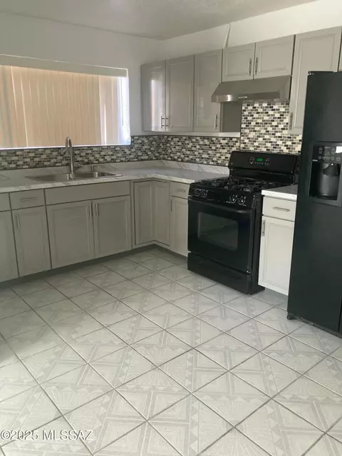 284 Edward St, Nogales, AZ 85621 photo 2