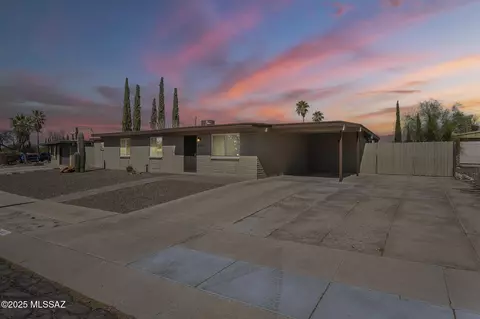 8421 E Rolling Ridge St, Tucson, AZ 85710