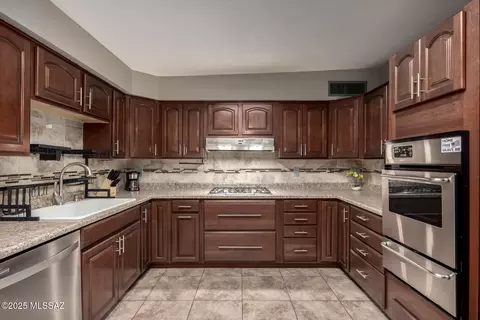 6524 E Hawk Dr, Tucson, AZ 85730 photo 2