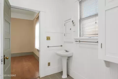 Bath - 611 E 5th St, Tucson, AZ 85705 photo 3 of 3