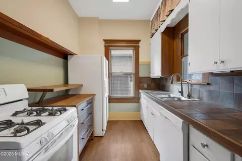Kitchen - 611 E 5th St, Tucson, AZ 85705 photo 2 of 3