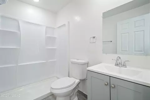 Bath - 8161 E Beverly St, Tucson, AZ 85710 photo 3 of 3