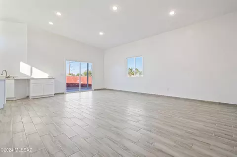 Living - 8161 E Beverly St, Tucson, AZ 85710 photo 2 of 5