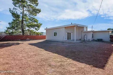 Exterior - 8161 E Beverly St, Tucson, AZ 85710 photo 3 of 4