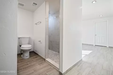 Bath - 8161 E Beverly St, Tucson, AZ 85710 photo 2 of 3