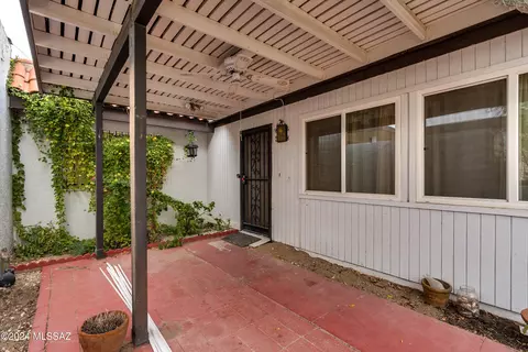 281 N Calle Del Santo, Green Valley, AZ 85614