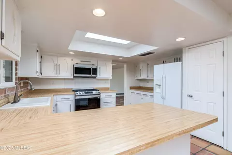 Kitchen - 1305 E Thunderhead Cir, Tucson, AZ 85718 photo 3 of 8